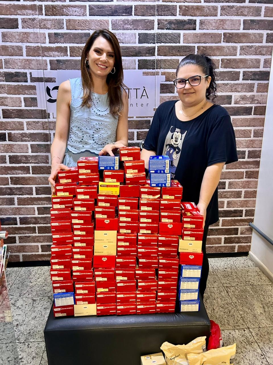 Bella Città entrega mais de 80 caixas de bombom ao SEMCAS 