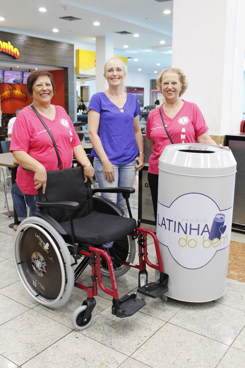 Bella Città doa cadeira de rodas para Lions Clube Amizade 