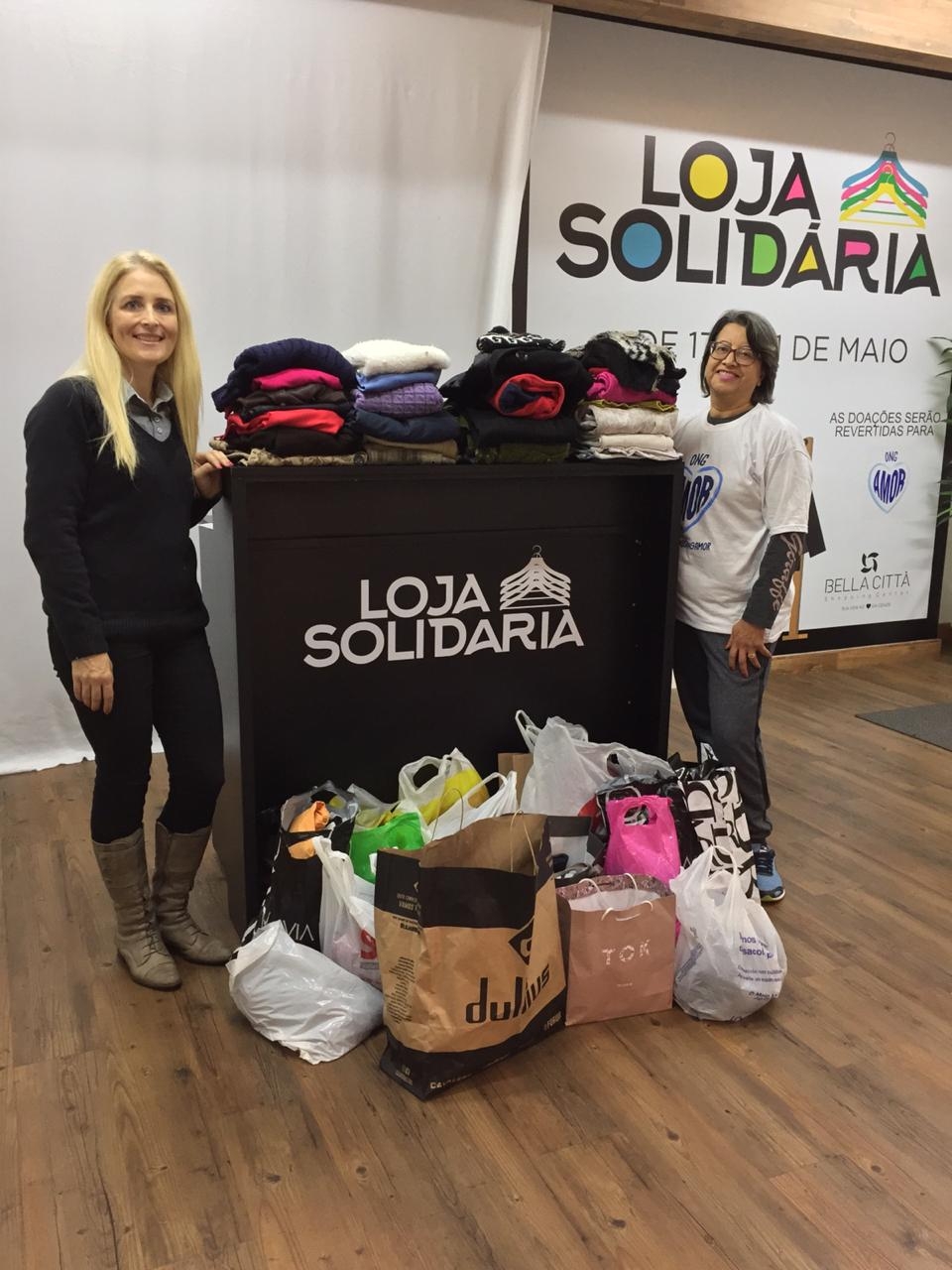 Bella Città Shopping entrega à ONG Amor agasalhos arrecadados no Bate-papo com Lojista